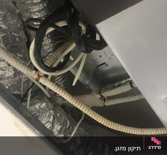 צינורות מיזוג אוויר ותעלות גמישות בתקרה